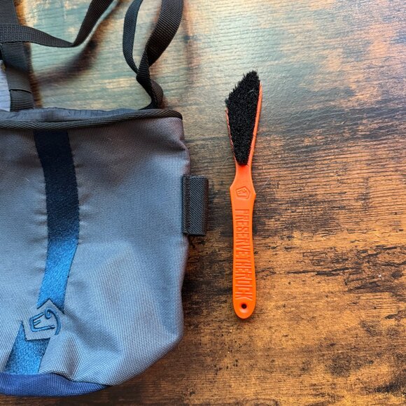 E9 Climbing/Bouldering Chalk Bag w/ Adjustable Strap & Chalk Brush | Navy/Black - Picture 10 of 10